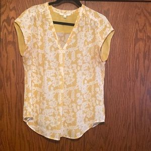 Fun 2 Fun V Neck blouse. Gold and cream abstract floral. Size Large.